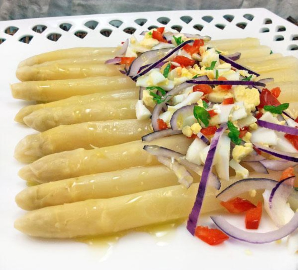 Espárragos blancos con vinagreta acompañado de salchichas al vino blanco con cebolla